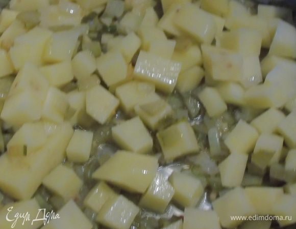 Затем добавьте картофель, который тоже нарежьте не большими кубиками, тушите, периодически помешивая, минут 5 — 7.