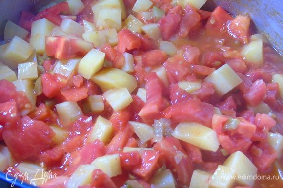 Влейте томаты в собственном соку от ТМ «Помидорка» и добавьте нарезанный свежий помидор, предварительно ошпарив и сняв шкурку. Тушите, помешивая еще 5 — 7 минут.