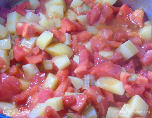 Влейте томаты в собственном соку от ТМ «Помидорка» и добавьте нарезанный свежий помидор, предварительно ошпарив и сняв шкурку. Тушите, помешивая еще 5 — 7 минут.