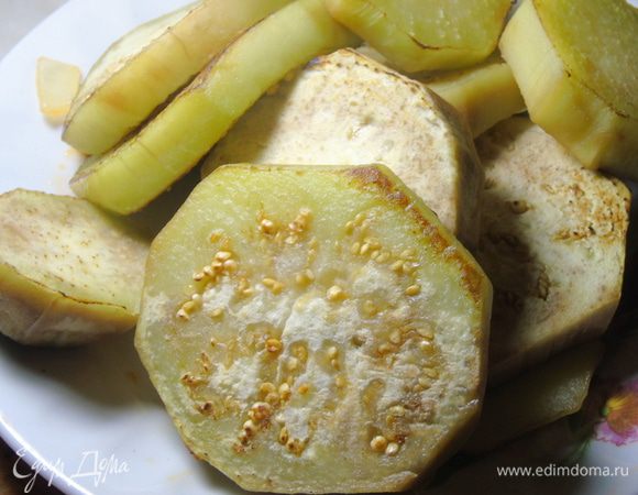 Баклажан очистите, нарежьте кружочками и слегка обжарьте на сковороде. Так баклажан будет держать форму в супе.