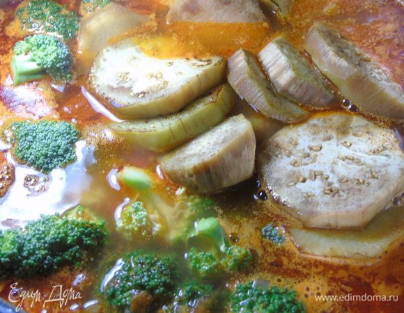 Влейте горячую воду, посолите, поперчите и добавьте приправы по желанию, я положила только лавровый лист, этого достаточно, суп и так очень насыщенный. Варите на медленном огне 10 минут.