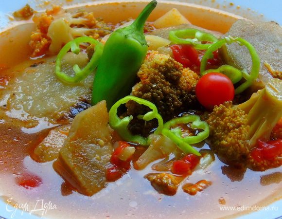 Положите баклажаны и брокколи, предварительно разобрав ее на соцветия. Варите еще 2 — 3 минуты. Выключите огонь, накройте крышкой и дайте 5 минут настояться! 