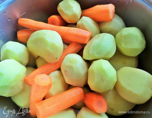 Подготавливаем овощи.
