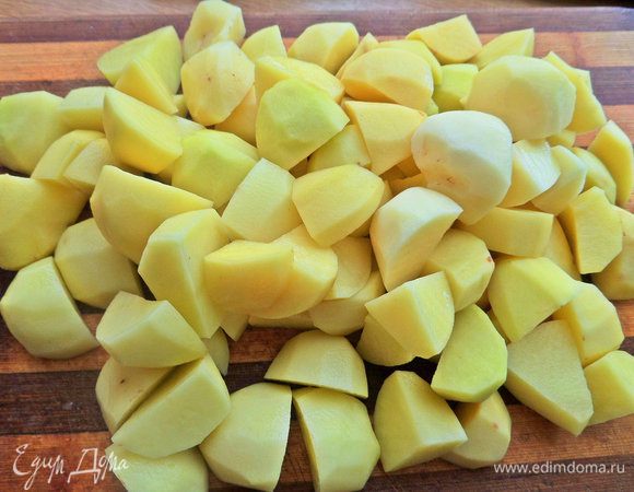 Картофель нарезать крупно.