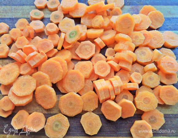 Морковь — кружочками. У меня молодая морковь, мелкая. Крупной достаточно одну.