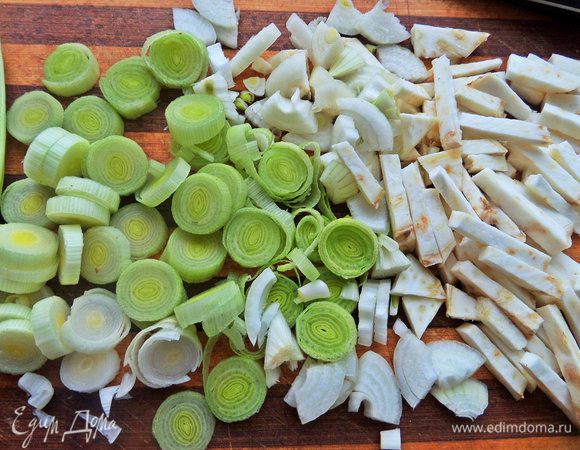 Сельдерей — соломкой, репчатый лук режем мелко, порей — на колечки.
