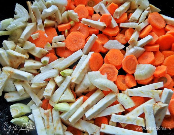 Высыпать коренья в разогретую сковороду с маслом.