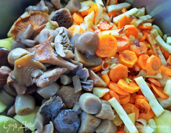 Высыпаем в картошку вслед за обжаренными кореньями.