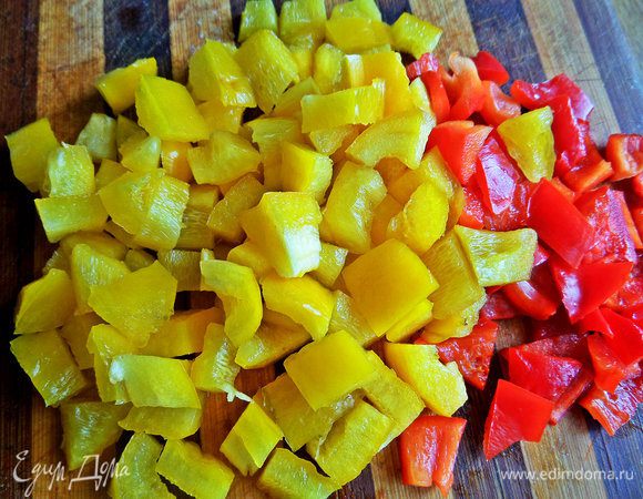 Оба вида перцев по половинке нарезаем кубиками.