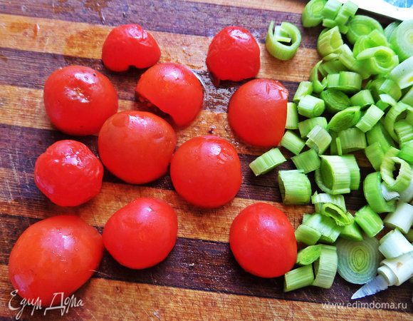 Помидоры делим пополам.