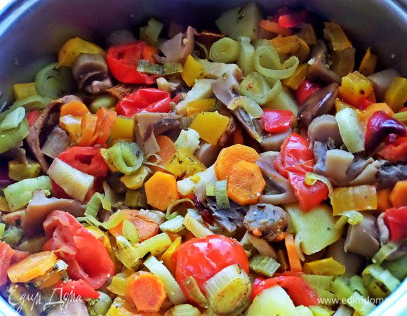 Залить водой. Закрываем крышкой, тушим на маленьком огне минут 20 до готовности овощей.