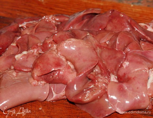 Куриную печень хорошо промываем, очищаем от ненужных пленок и высушиваем бумажным полотенцем.