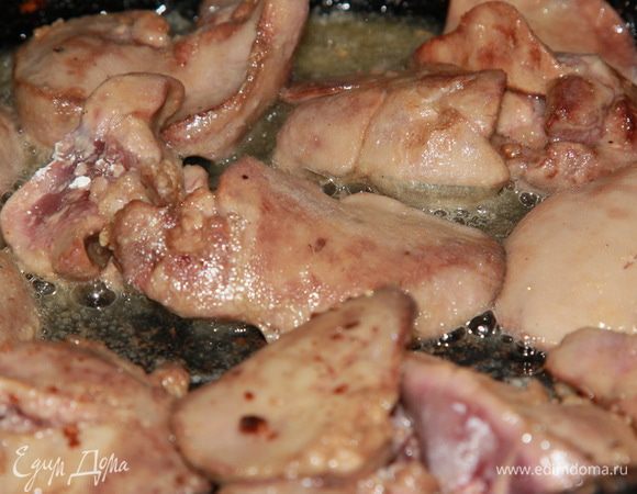 Панируем печень целыми кусочками в муке, лишнюю муку стряхиваем и обжариваем ее на среднем огне только для того, чтобы схватился верх. Не нужно жарить до готовности, иначе потом печень будет жесткая.