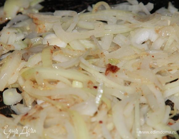 Пассеруем нарезанный полукольцами лук до прозрачности.