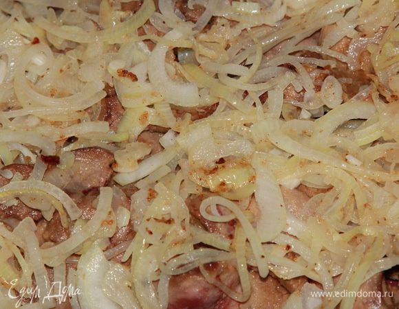 Складываем печень в форму для запекания, желательно в один слой. Сверху выкладываем лук.