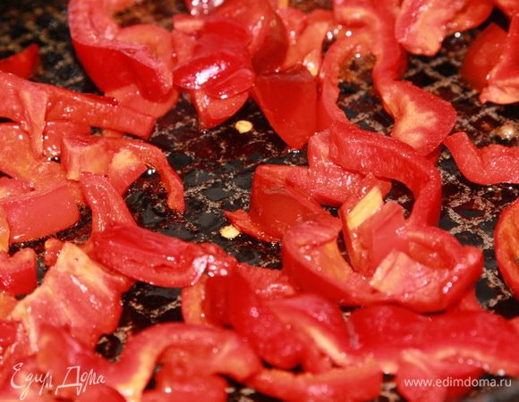 Красный болгарский перец нарезаем полукольцами и пару минут припускаем на сковороде.