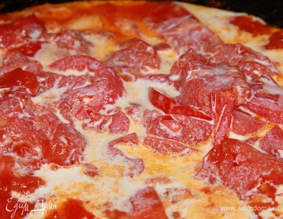 Помидоры очищаем от кожицы, режем полукольцами, припускаем на сковороде пару минут и добавляем сливки (жирность 10%).