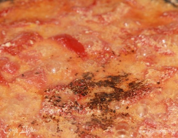 Тушим 10 минут, пробуем на соль, сахар и добавляем немного молотого черного перца.