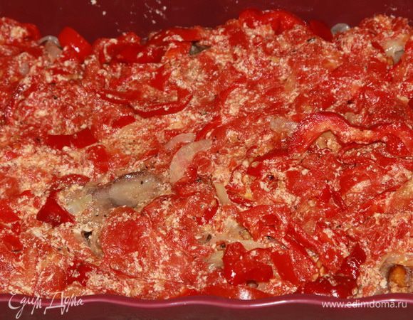 Теперь в форму для запекания сверху лука выкладываем перец и заливаем все томатно-сливочной смесью. Духовку разогреваем до 200°С и на 30 минут отправляем туда наше блюдо. Через 30 минут выключаем духовку, вынимаем форму с печенью и оставляем отдохнуть на 10 минут. Все! Наше вкусное блюдо готово.