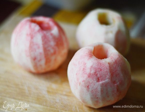 Яблоки моем и чистим от кожуры и семечек. У меня снова штрифель, вы можете взять любой другой сладкий сорт. 