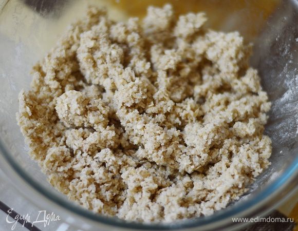 Разминаем руками в однородную крошку.