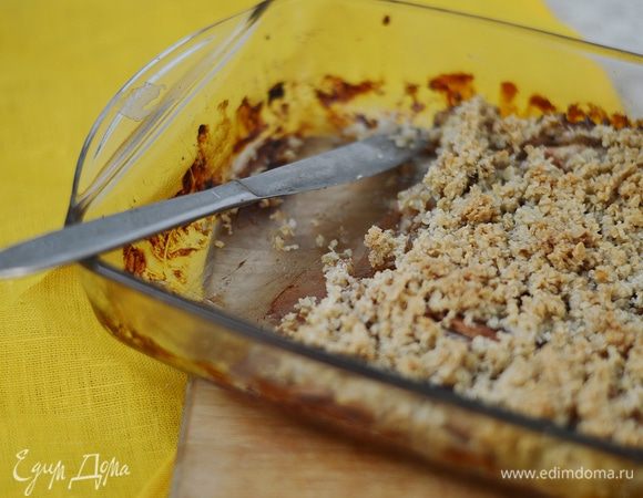 Выпекаем при 180°С минут 40 — 55 (в зависимости от духовки и размера формы). Можно даже чуть передержать, но не сильно, чтобы сахар с яблоками сильнее карамелизировались. Лично мне так больше нравится.