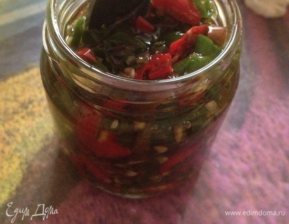 Прочитала интересную вещь, что якобы в перце проходит процесс брожения (не знаю, правда ли это), поэтому перед закрытием крышкой советуют подержать банку открытой около 10 дней и уже после закрывать его плотно.