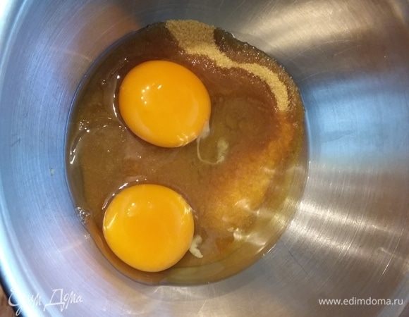 Взбить сахар с яйцами в светлую пенистую кремовую массу. Взбивать 5 минут.