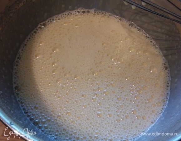 Не переставая взбивать, влить подсолнечное масло, затем молоко (у меня — миндальное) и ванильный сахар, взбить до однородной консистенции.