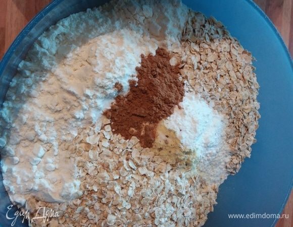 В отдельной миске смешать муку (в оригинальном рецепте только пшеничная, у меня смесь из 140 г полбяной или спельтовой, 100 г пшеничной и 40 г кукурузной), овсяные хлопья, разрыхлитель, соду, щепотку соли, кардамон и корицу.