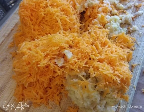 3 некрупные морковки и 1 средней величины яблоко натереть на терке. Слегка смешать с 2–3 ложками мучной смеси.