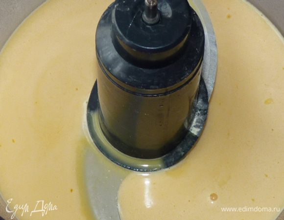 Яйца взбить с солью, перцем и щепоткой куркумы, продолжая взбивать, добавить сливки и муку. На медленном огне приготовить омлет. Чуть остудить и свернуть рулетом, пусть остывает.