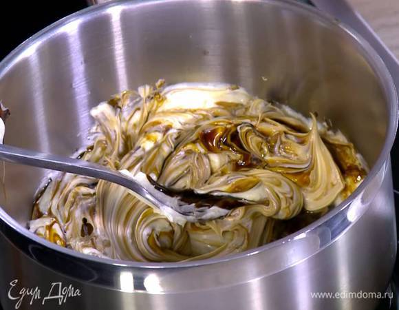 Сливочное масло соединить с сахарным сиропом и растопить все на небольшом огне.