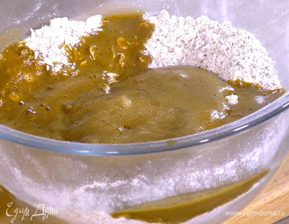 Когда масло растопится, добавить в кастрюлю 2 ст. ложки кипятка и соду, быстро перемешать, вылить масло в овсянку с мукой и вымешать тесто.