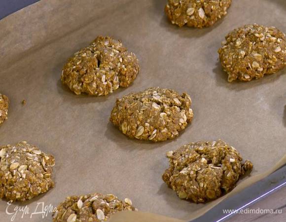 Выпекать печенье в разогретой духовке 8‒10 минут.