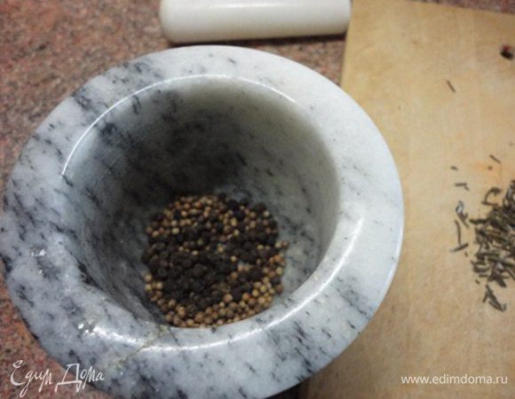 Листочки розмарина порубить. Семена кориандра и перец растолочь в ступке и выложить в чашу.
