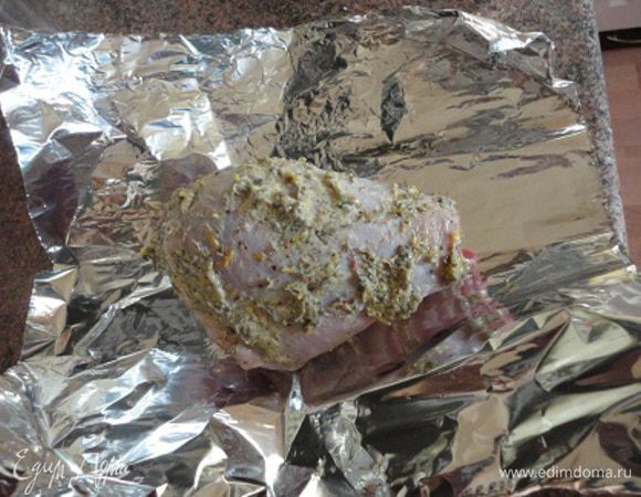 Голени смазать маринадом и завернуть в фольгу. Оставить мариноваться и заняться картофелем.