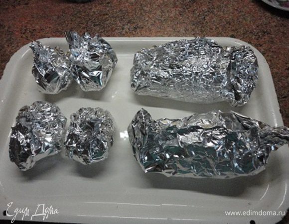 Каждую картофелину завернуть в фольгу и выложить на противень рядом с индейкой.
Запекать в духовке 1 час при температуре 220°С. За 10 — 15 минут до готовности развернуть фольгу (голени можно перевернуть).
