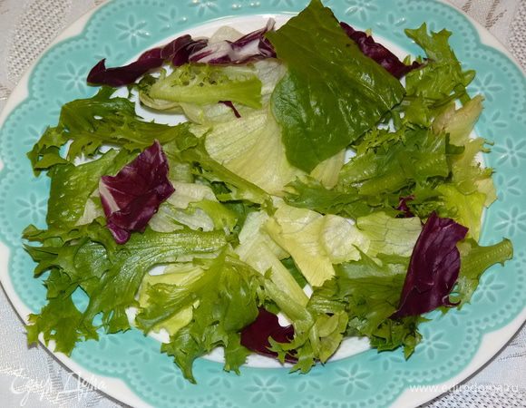 Тем временем салат разложить по тарелкам.