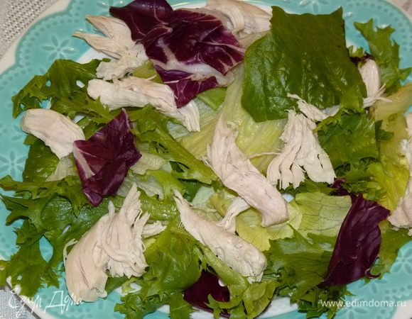 Куриное филе разобрать на кусочки, выложить сверху салата.