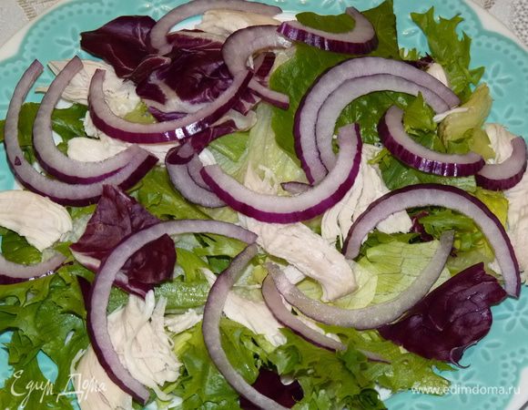 Лук нарезать полукольцами. 