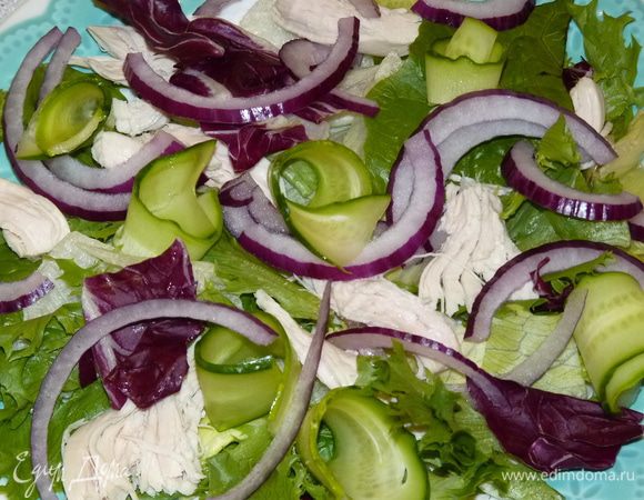 Огурцы нарезать слайсами, свернуть в произвольном порядке. Добавить в салат. 