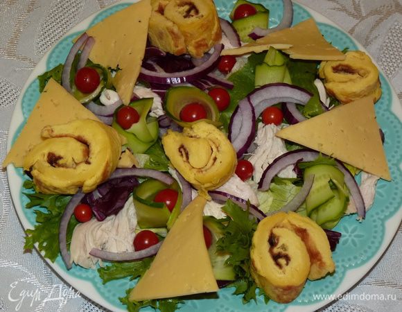 Сыр нарезать треугольниками, болгарский перец — крупной соломкой. Выложить сверху. Посолить по вкусу. 