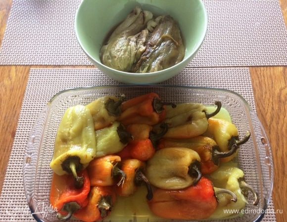 Выпекаем перцы (у меня 15 шт) и баклажаны (2 крупных) в духовке до готовности. Остужаем и очищаем.