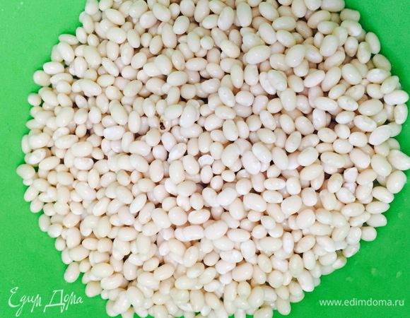 Сливаем воду с фасоли и промываем ее.