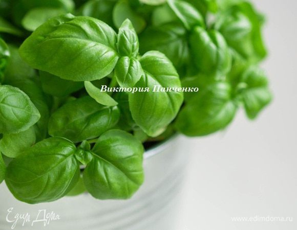 Пока помидоры тушатся, оборвать листья с базилика и мелко их порубить. Добавить базилик в сковороду, перемешать и готовить еще 1 — 2 минуты. Растолочь в ступке морскую соль и розовый перец. Приправить соус по вкусу.