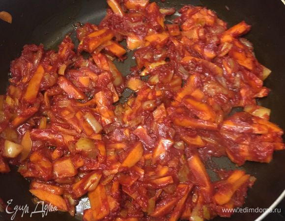 Нарезаем соломкой морковь, лук и обжариваем на среднем огне в течение трех минут. Затем добавляем томатную пасту и измельченный  чеснок и еще обжариваем полминуты.