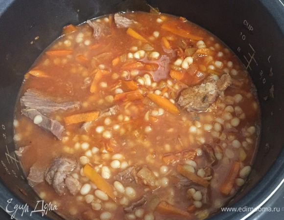 Далее кладем морковь с луком и ставим еще раз на один час в режиме тушения. За пять минут до готовности добавляем зелень по вкусу.