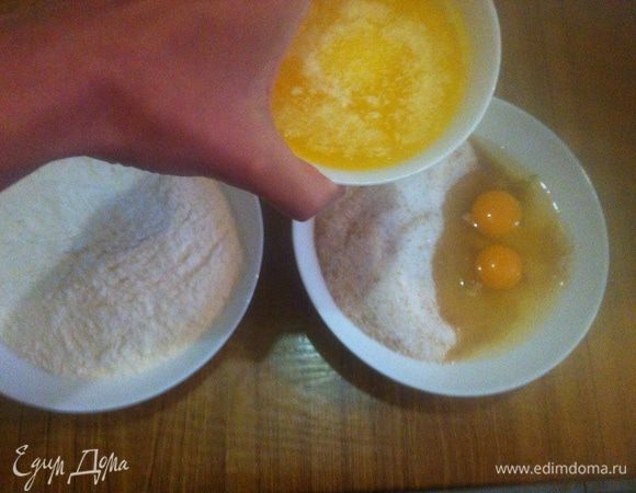 Приготовьте и отмерьте необходимые продукты (выпечка любит, чтобы все было комнатной температуры). Смешайте в одной миске муку и соду, в другой — сахар, яйца, растопленное остывшее масло и ваниль.