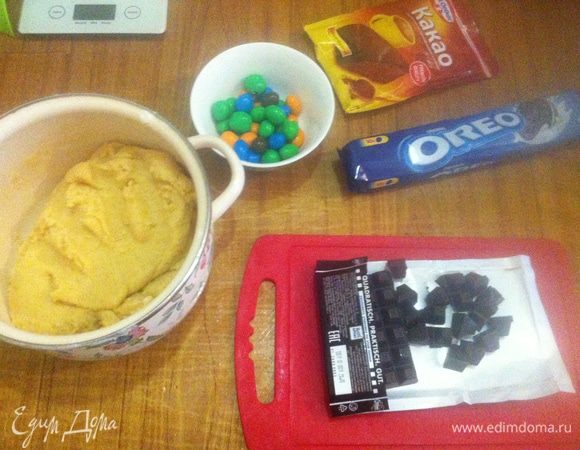 Соедините между собой муку и жидкую смесь, замесив пластичное тесто. Нарезать на мелкие части шоколад и печенье. 